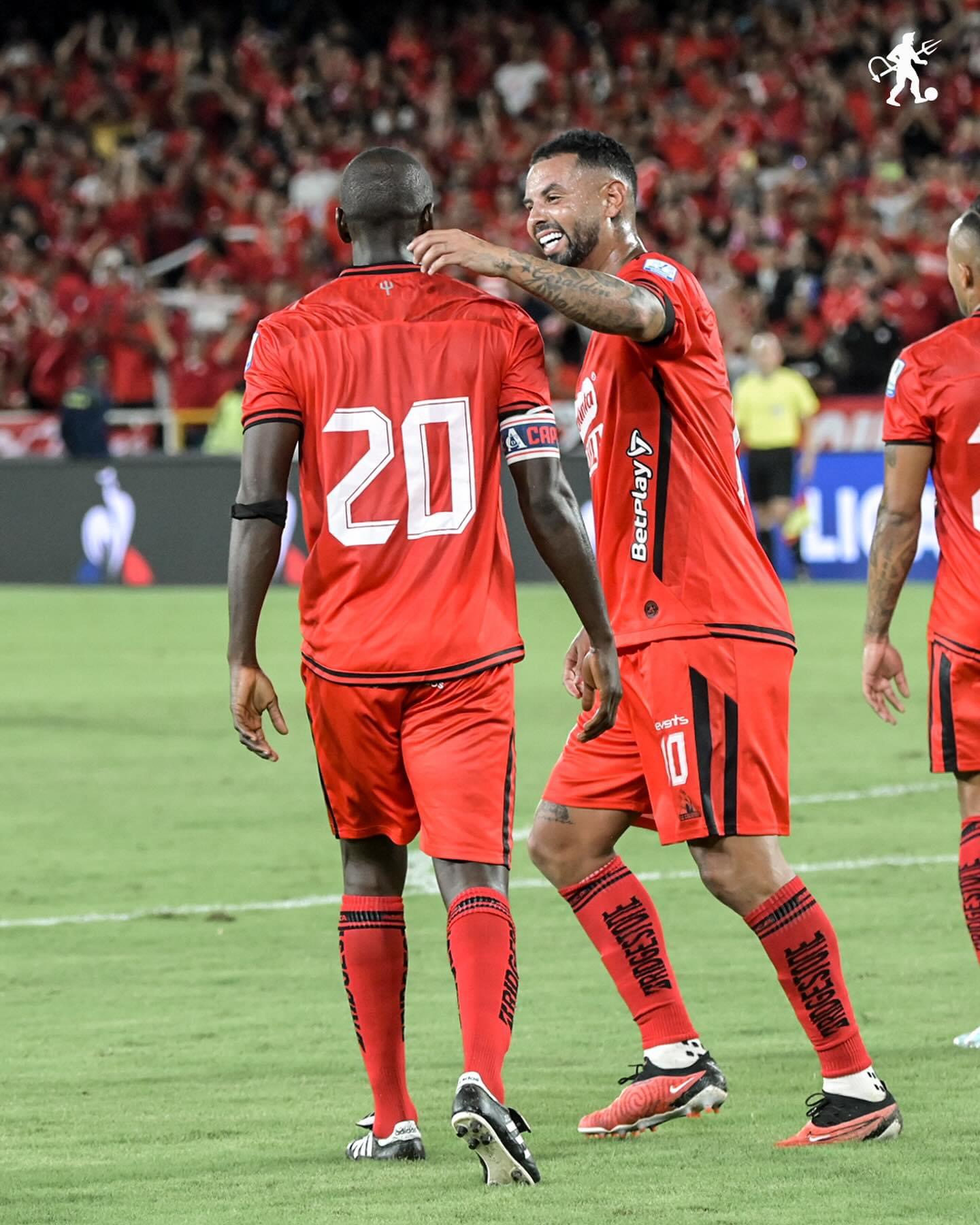 El clásico fue rojo: América goleó 4-1 a Nacional en el debut de Farías como DT