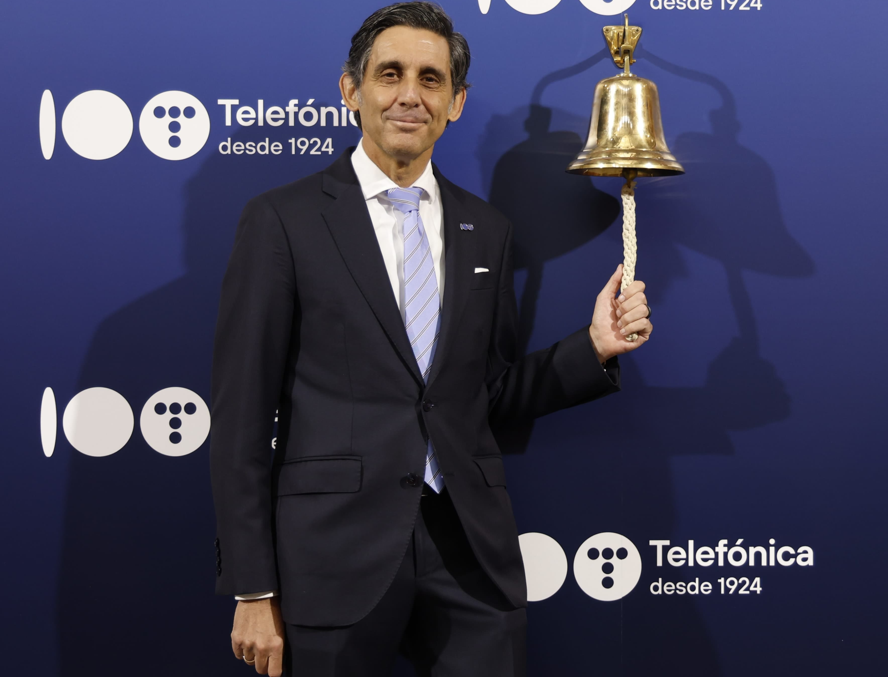Telefónica protagoniza el toque de campana en la Bolsa de Madrid con motivo de su Centenario