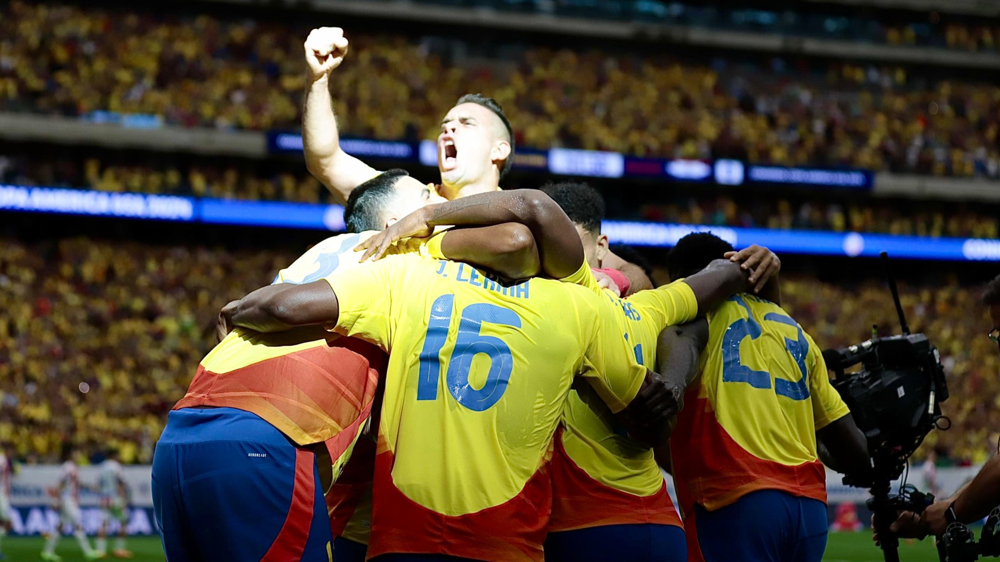 Colombia debutó en Copa América con victoria 2-1 ante Paraguay, con James Rodríguez como figura