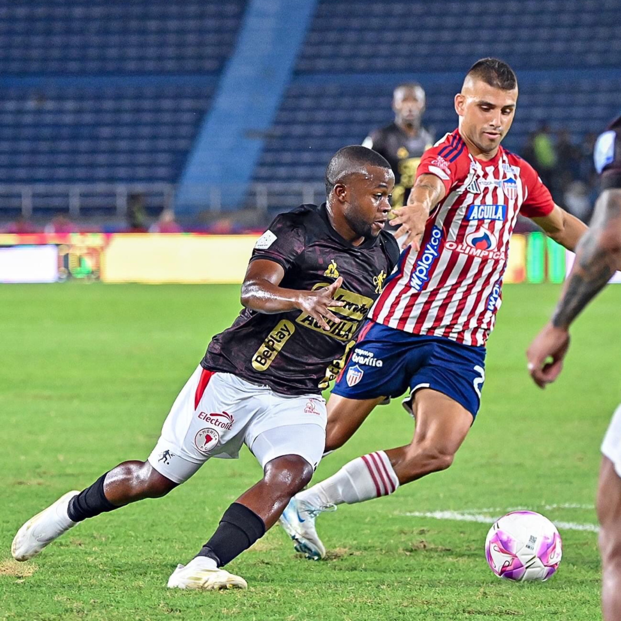 América perdió el invicto tras caer 3-1 frente a Junior y sigue líder del fútbol colombiano