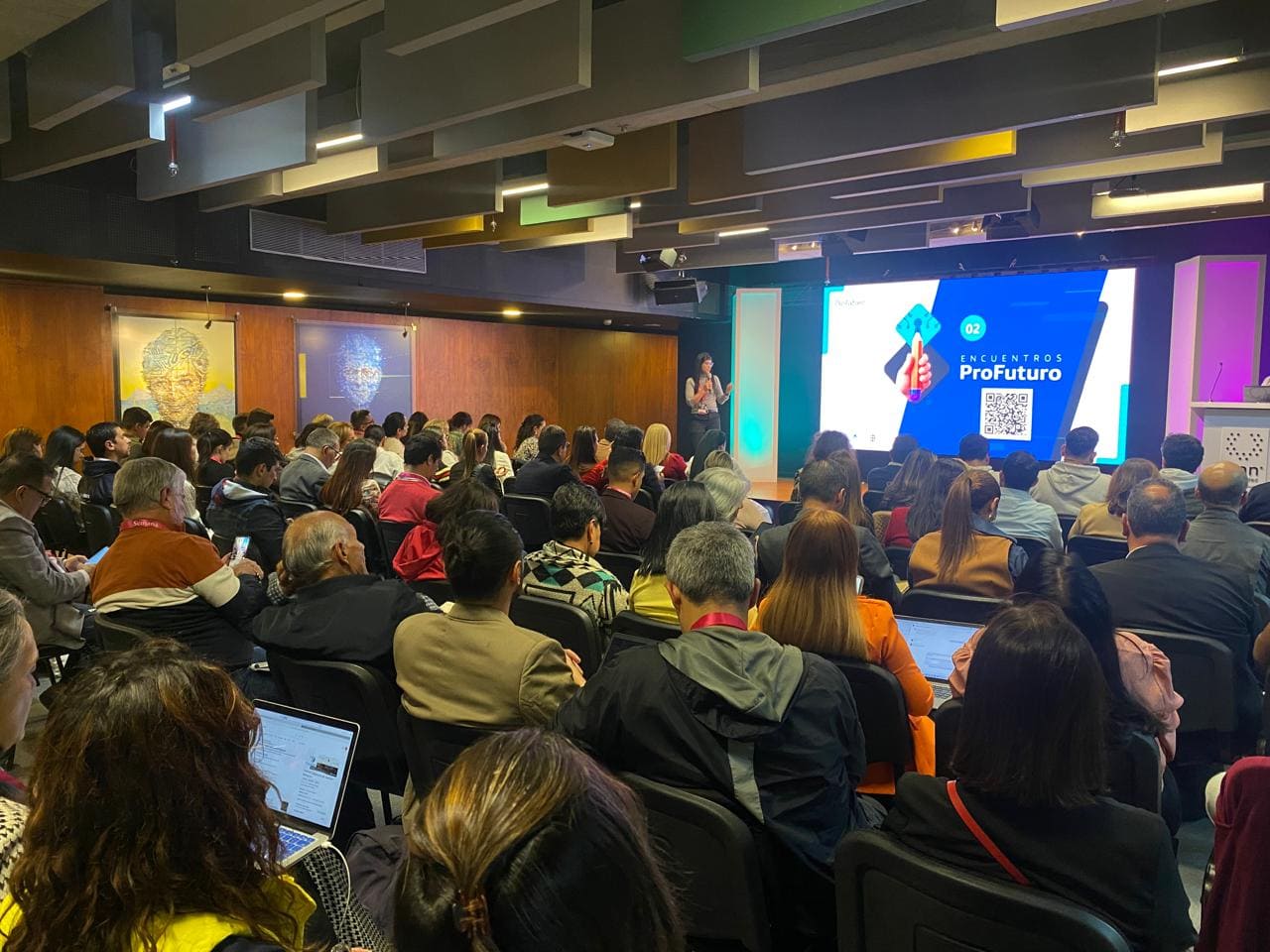 Nuevos cursos gratuitos de Inteligencia Artificial para docentes en Colombia, lanzados por Fundación Telefónica Movistar