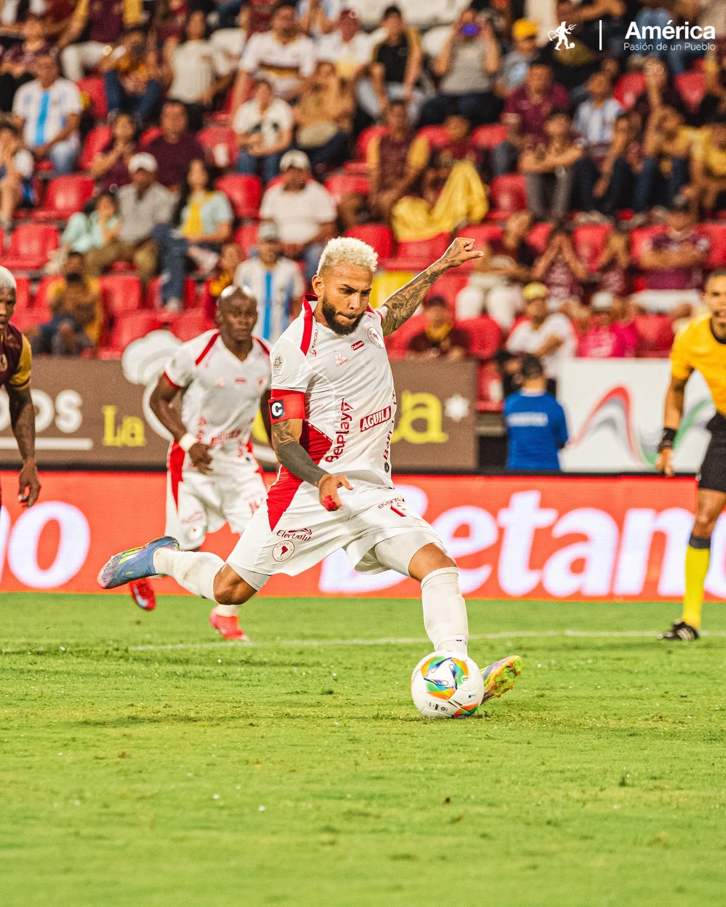 Con gol de penal de Vergara, América rescató un punto ante Tolima en Ibagué