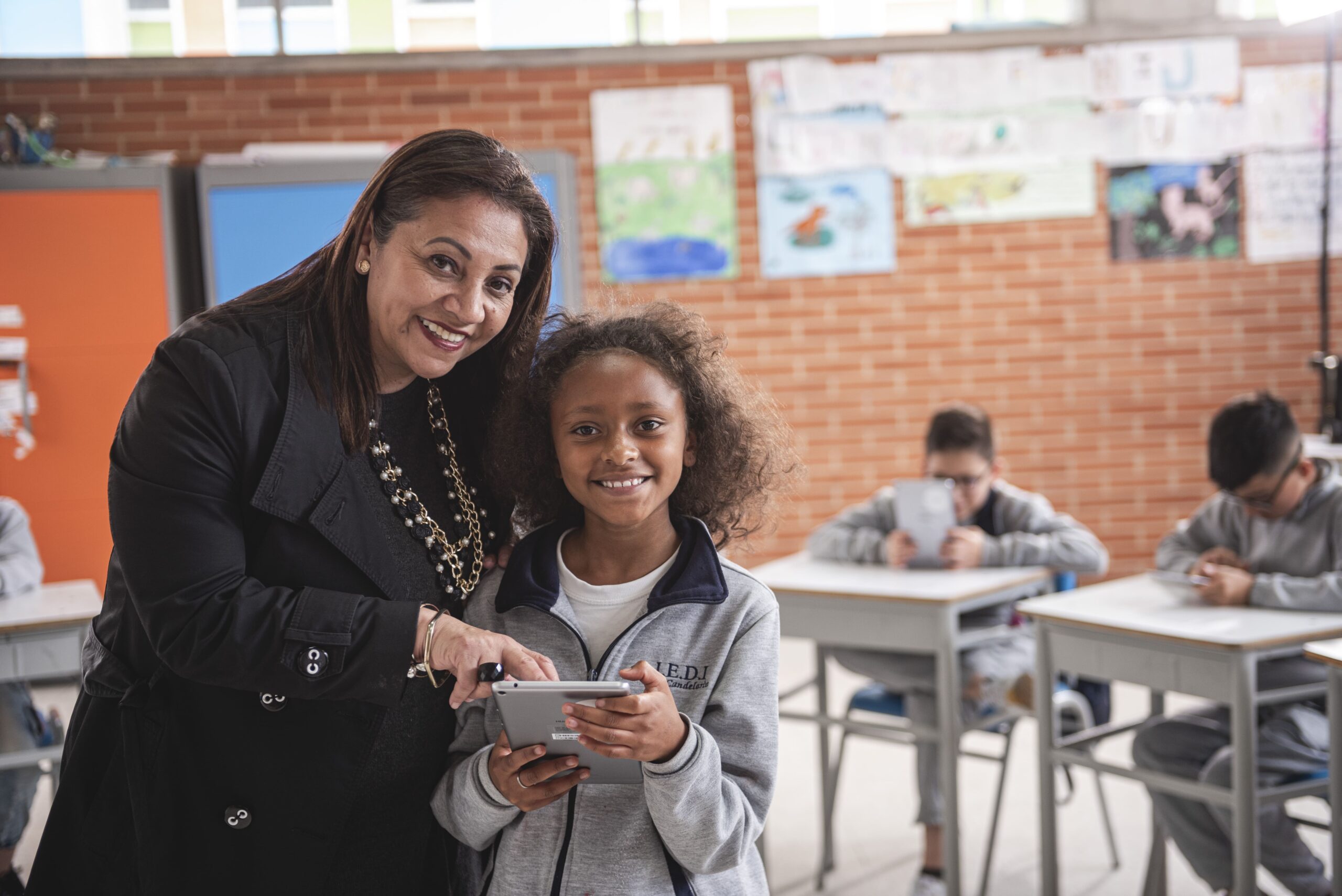 Más de 10 mil docentes ya se forman en IA: el gran reto educativo que enfrenta Colombia