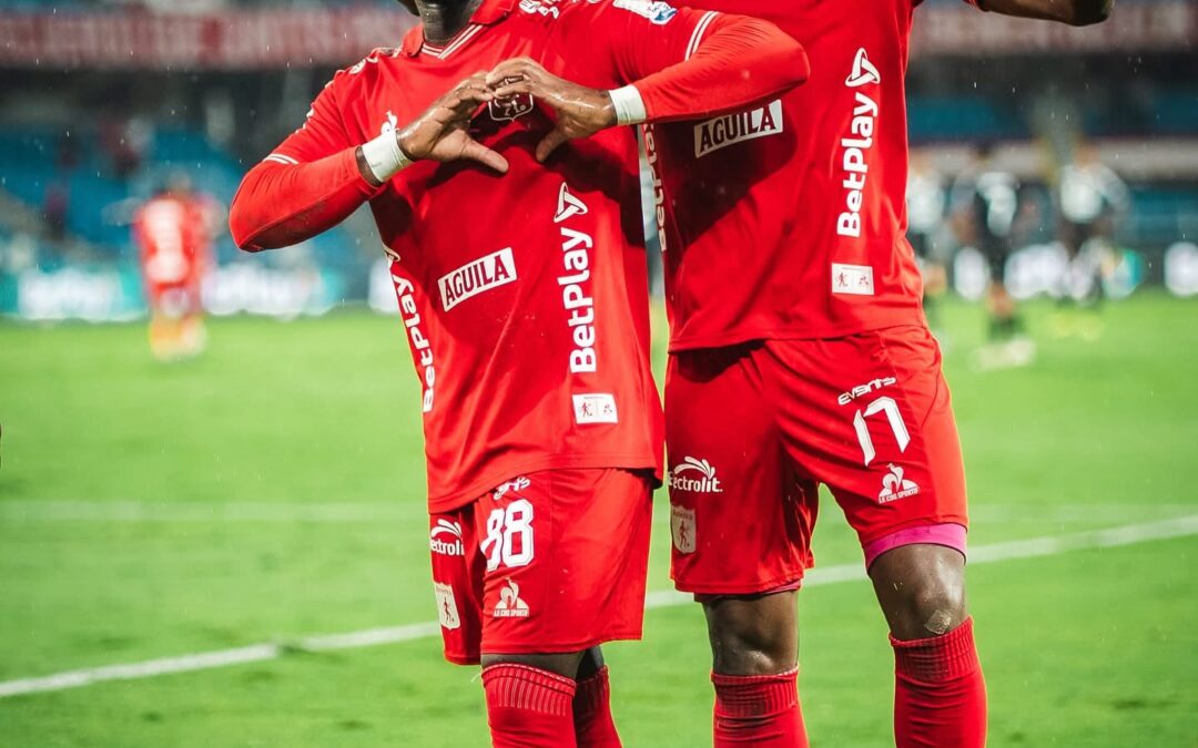 Con goles de Palacios y Ramos, América venció 2-1 a DIM y toma aire en los cuadrangulares