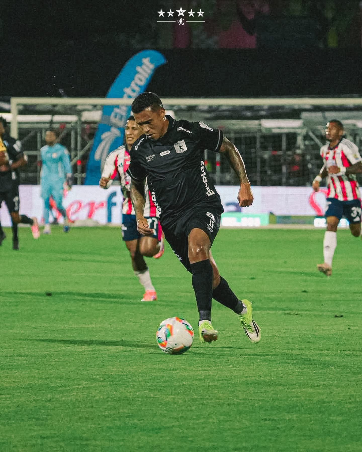 Con arbitraje polémico, Junior se impuso 2-1 al América en el Romelio Martínez
