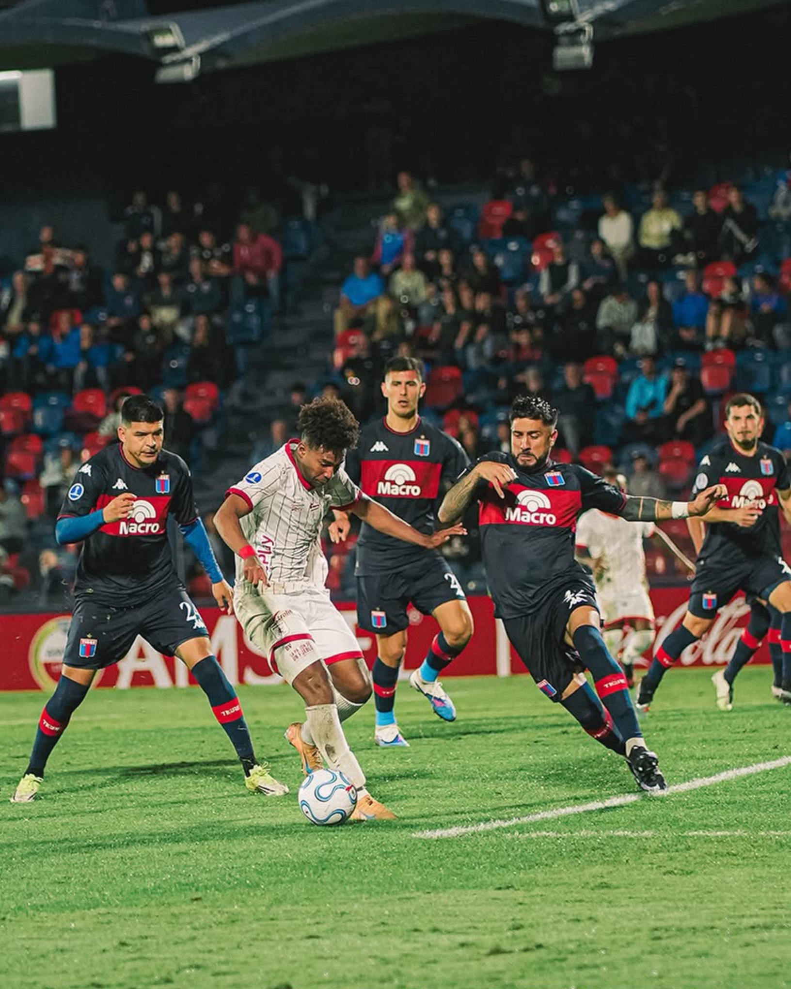 América cayó 2-0 frente a Tigre y sumó su primera derrota en Sudamericana 2026