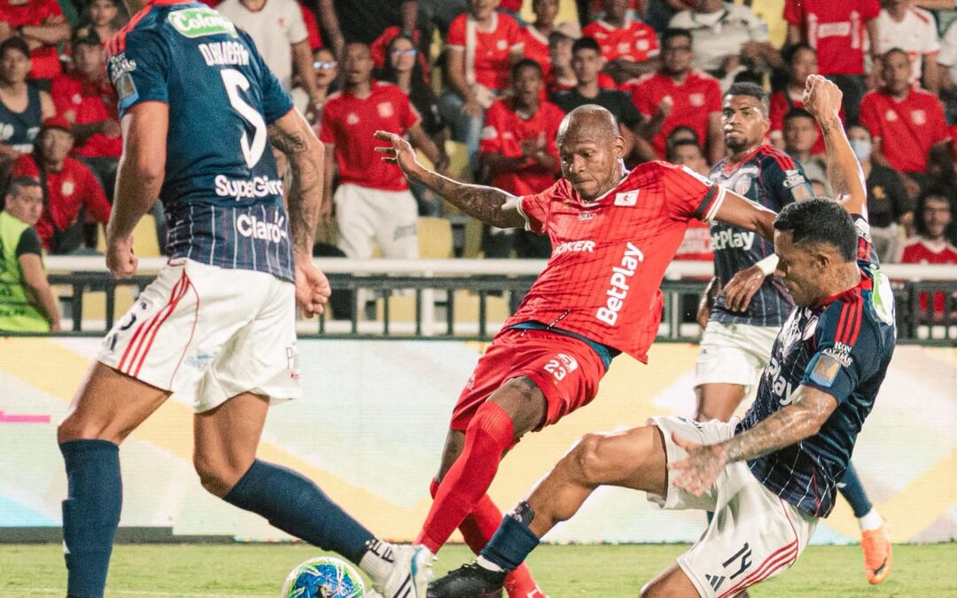 América venció 4-2 a Junior y sigue a paso firme como líder del FPC