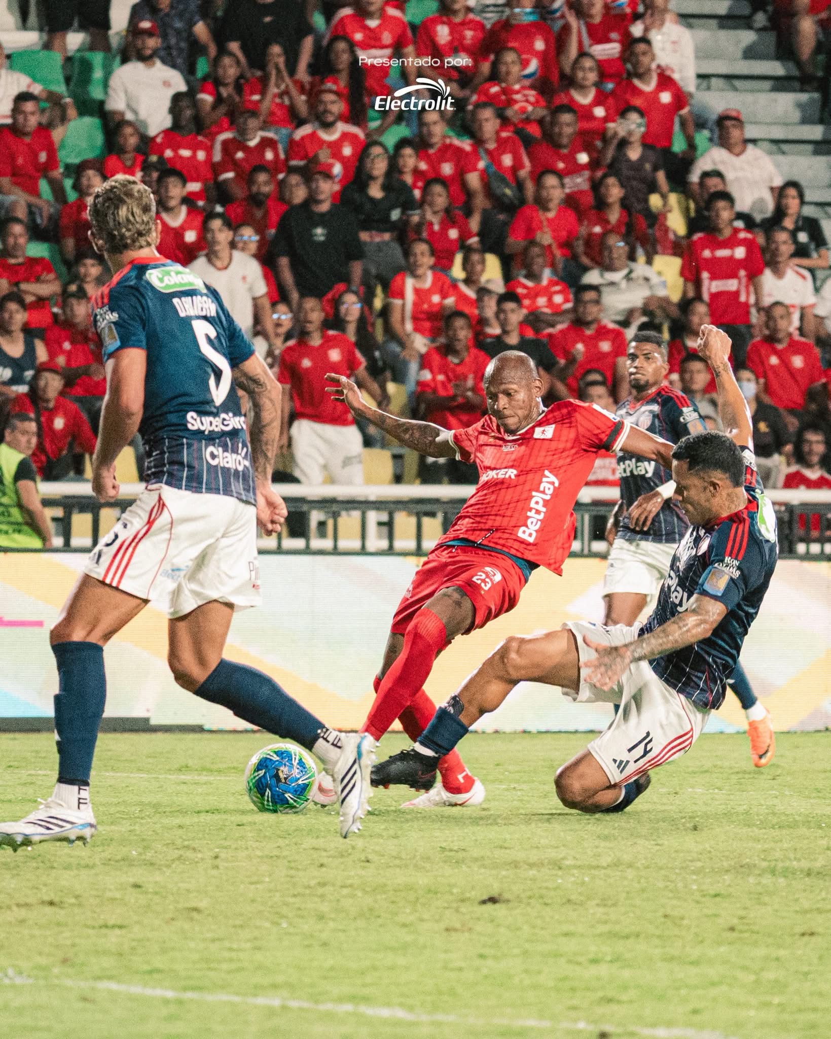 América venció 4-2 a Junior y sigue a paso firme como líder del FPC