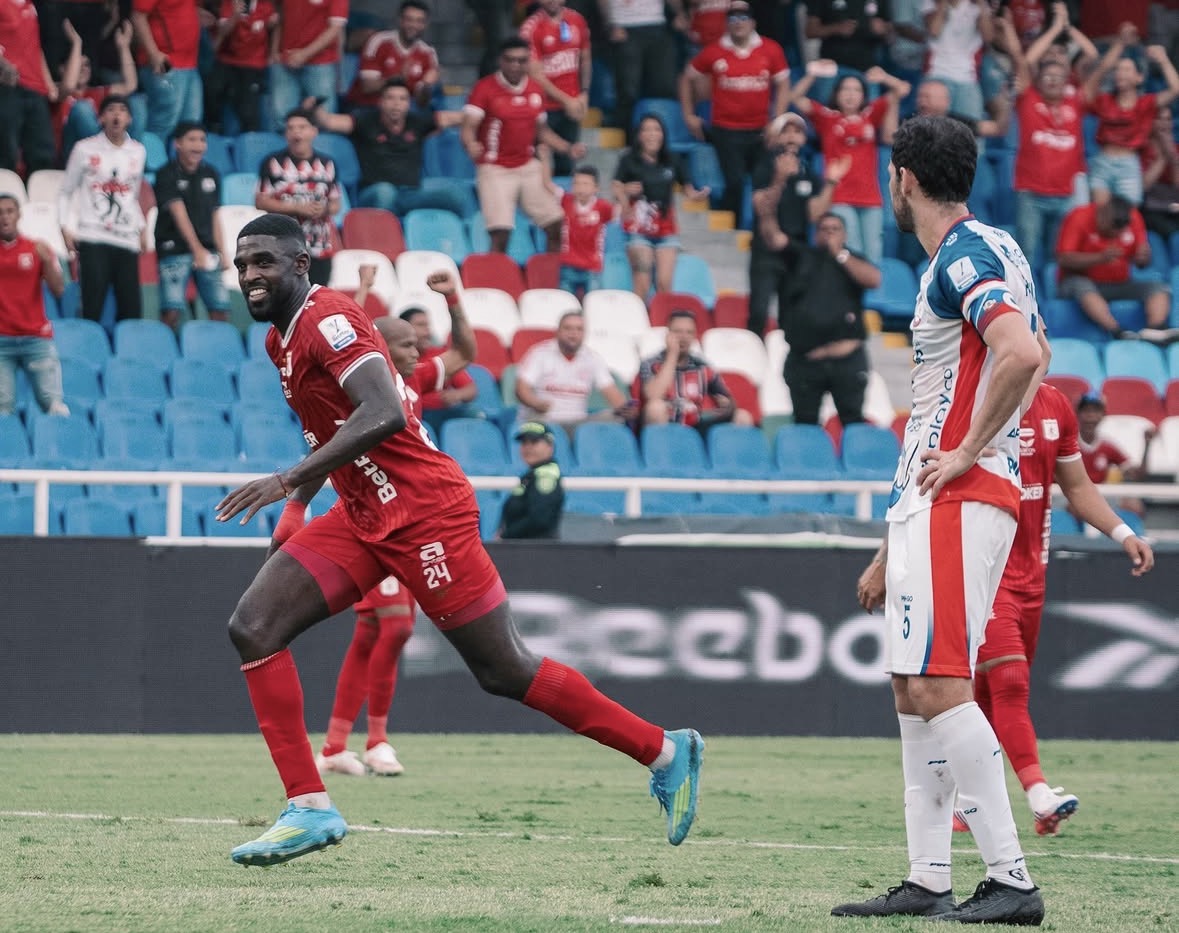 América goleó 3-0 a Alianza y sigue en lo más alto del FPC
