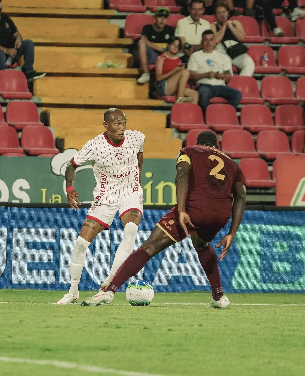 Con diez hombres, América igualó 1-1 ante Tolima y sigue en lo más alto del FPC