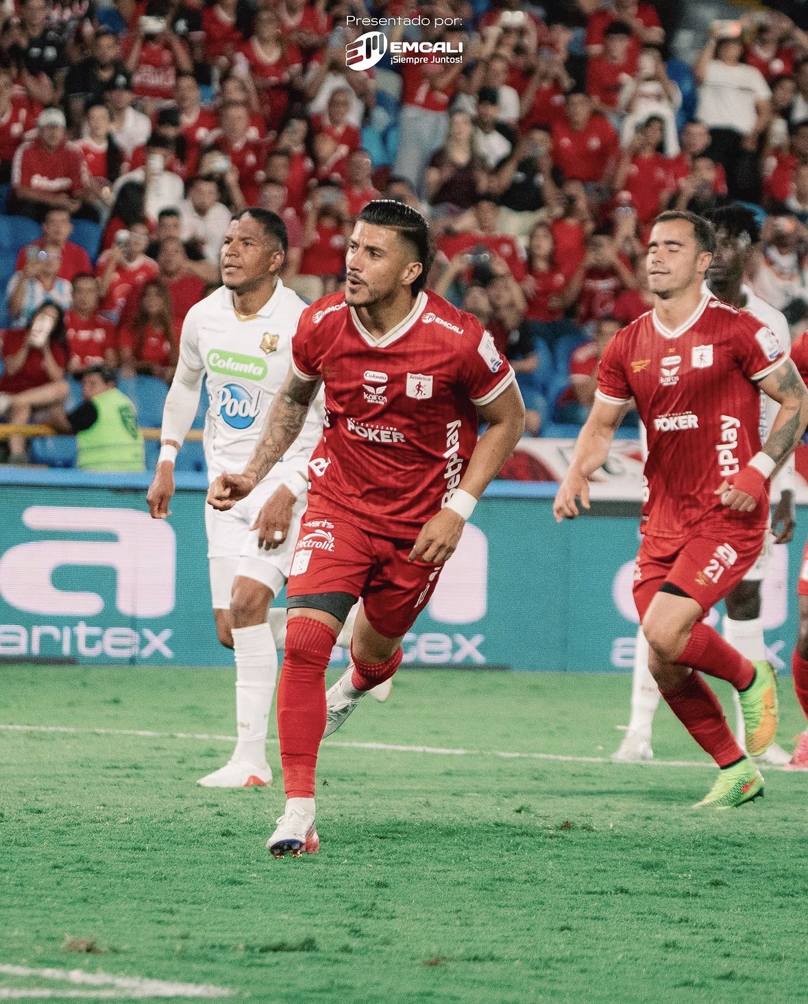 Con gol de penal de Guzmán, América venció a Águilas y quedó cerca de la clasificación